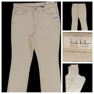 Nicole Miller Off White/Creme
Pants. SOHO High Rise Bootcut Sz (4)